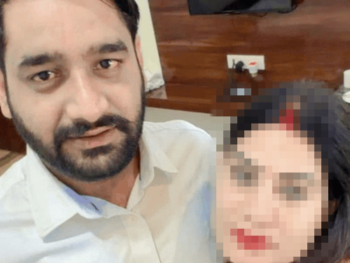 मनोज यादव का महिला के साथ वायरल फोटो।