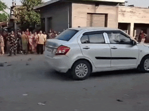पथराव के बीच जान बचाकर भागते पुलिस कर्मी।