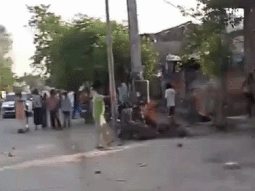 पथराव के बीच पुलिस कर्मी जान बचाकर जाते हुए।