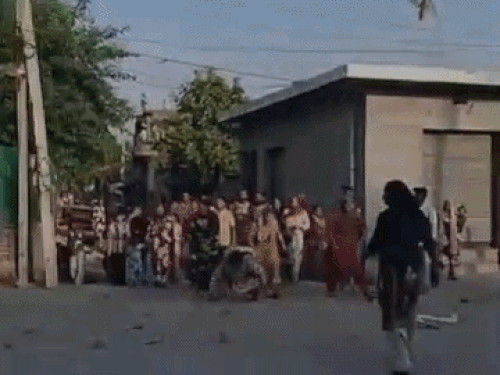 पुलिस एक सरकारी और एक प्राइवेट गाड़ी में आई थी। ग्रामीणों ने दोनों गाड़ियों पर पथराव किया।