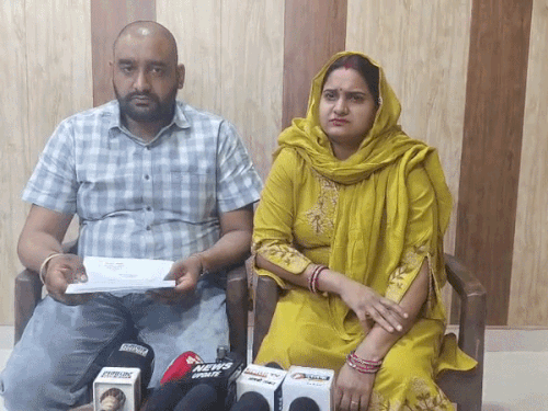 चेयरमैन मनोज यादव के साथ सामने आई पत्नी पूजा यादव।