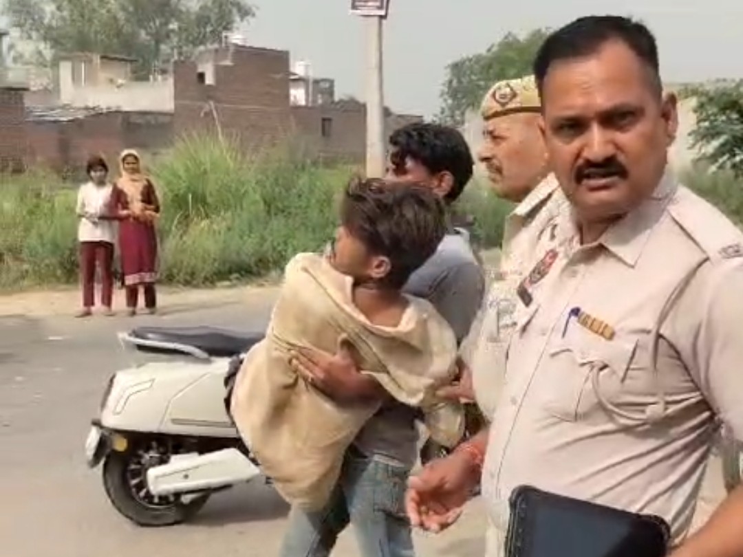 घायल युवक को अस्पताल लेकर जाती पुलिस।
