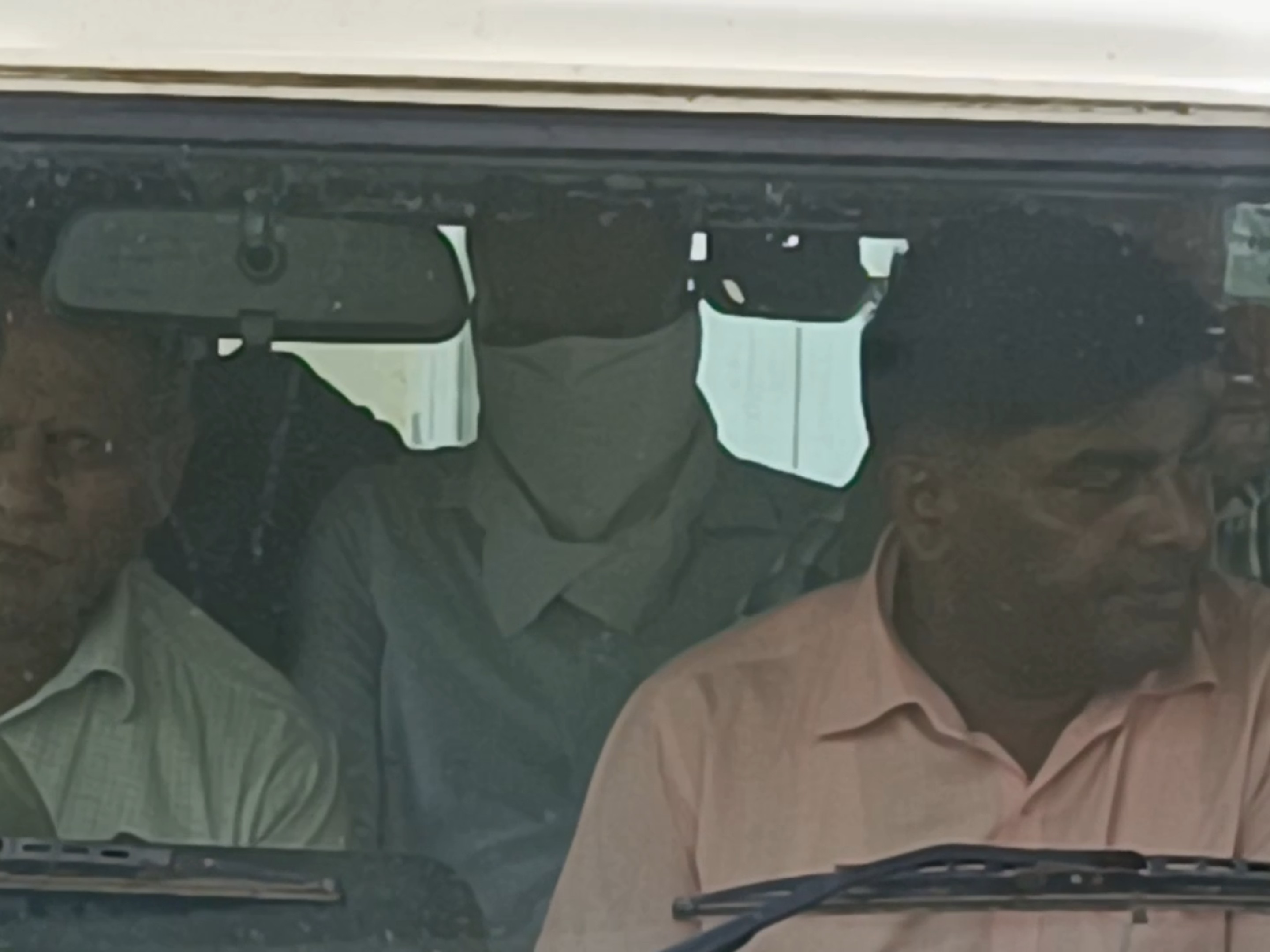 आरोपी को लेकर जाती एंटी करप्शन ब्यूरो की टीम।