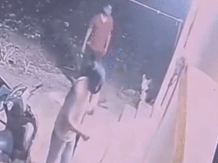 वह चाकू दिखाते हुए लड़की को अपने साथ ले गया