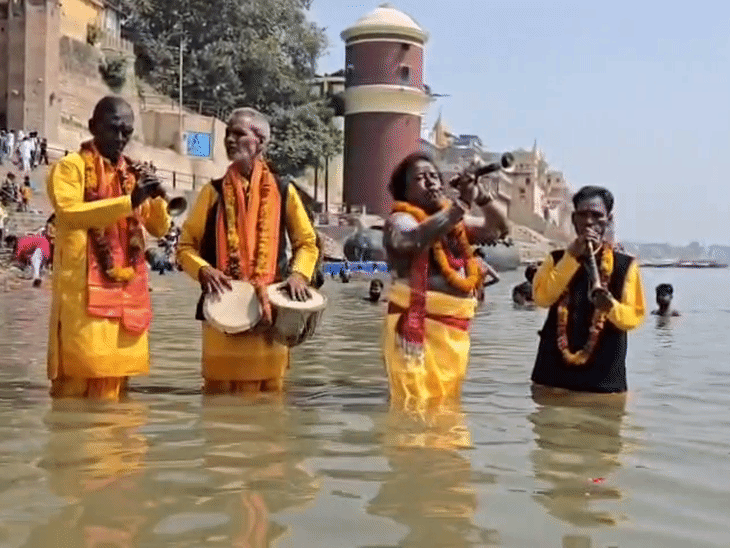 वाराणसी में मंगलवार सुबह श्री काशी विश्वनाथ मंदिर मुख्य शहनाई वादक महेंद्र प्रसन्ना ने राग मेघ और बधाई धुन बजाकर बारिश की कामना की है।