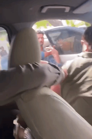 कार में सवार एक युवक ने पूरे घटनाक्रम का वीडियो रिकॉर्ड कर लिया।