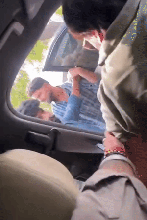 कार सवार युवक को बाहर उतरने की धमकी दी गई।