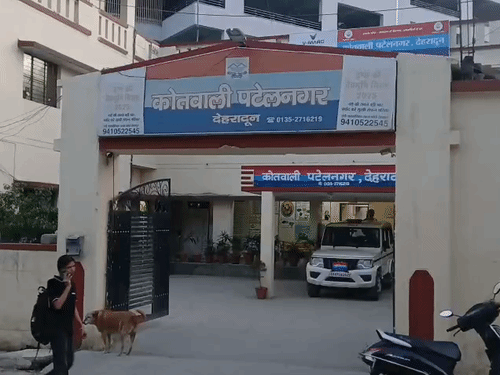 देहरादून के चंद्रमणि कॉलोनी में हुई घटना के बाद पुलिस ने सुसाइड नोट समेत साक्ष्य कब्जे में लिए।