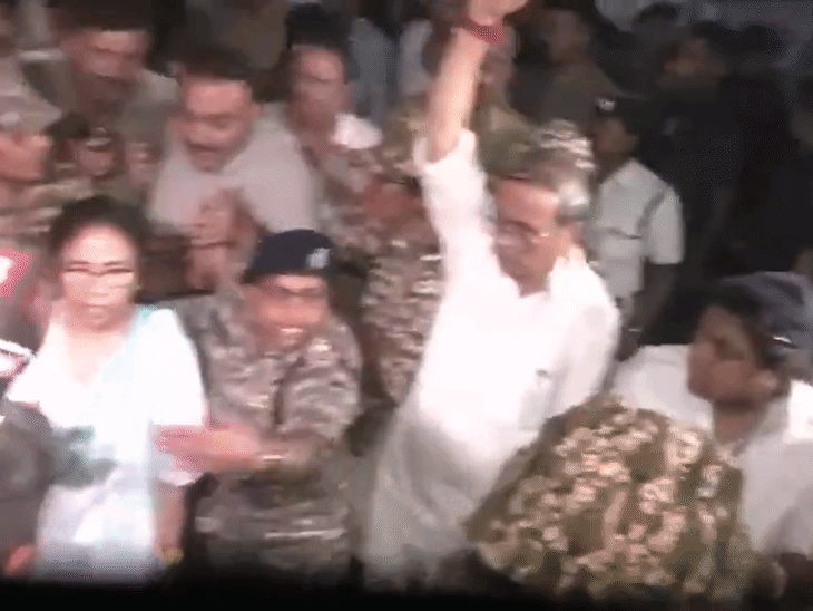 ममता चुनावी हार के खिलाफ हाईकोर्ट पहुंचीं: कहा- काउंटिंग सेंटर में पीटा, बाहर निकाला; भवानीपुर में शुभेंदु से 15,105 वोट से हारी थीं 4 मई को ममता काउंटिंग सेंटर पहुंचीं थीं। उन्होंने बाहर आकर अपने साथ मारपीट का आरोप लगाया था।