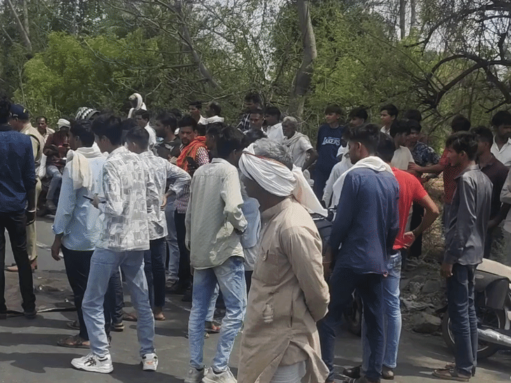 हादसे के बाद मौके पर भीड़ जमा हो गई