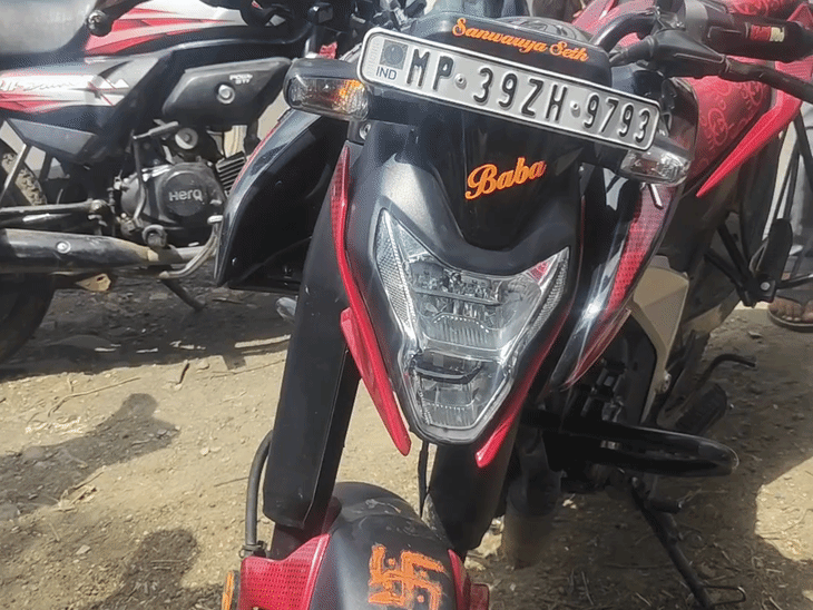 दोनों दोस्त इसी बाइक से रबड़ी खाने जा रहे थे