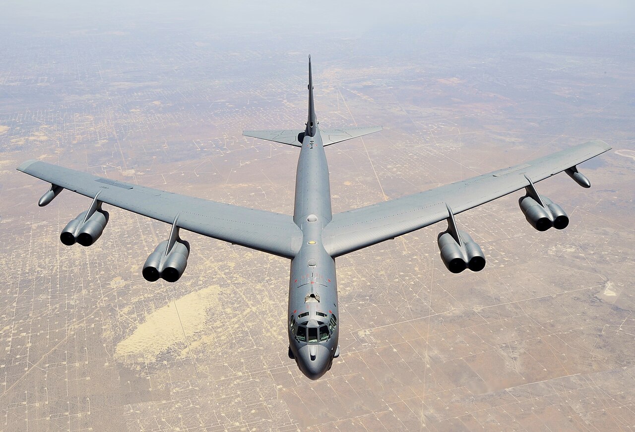 B-52 स्ट्रैटोफोर्ट्रेस लंबी दूरी का बॉम्बर विमान है, जो 1955 से सेवा में है। यह पारंपरिक और परमाणु दोनों तरह के हथियार ले जाने में सक्षम है। इसका इस्तेमाल वियतनाम से लेकर ईरान से जुड़े सैन्य अभियानों तक में किया गया है।