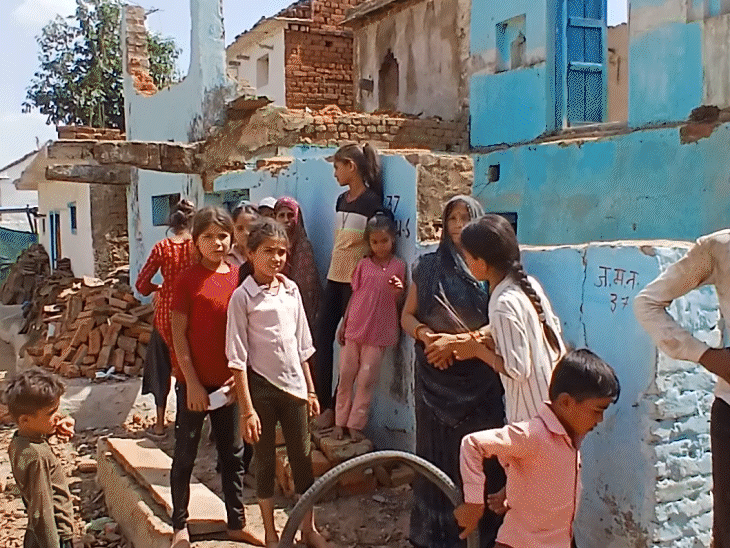सलैया खुर्द गांव के युवक चार साल से शादी नहीं कर पा रहे हैं।