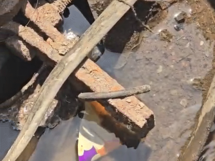 इलाके के एकमात्र बोरवेल से दूषित पानी घरों तक पहुंच गया।