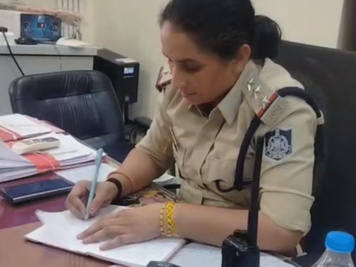 शशि उपाध्याय वर्तमान में आगर कोतवाली के थाना प्रभारी हैं।