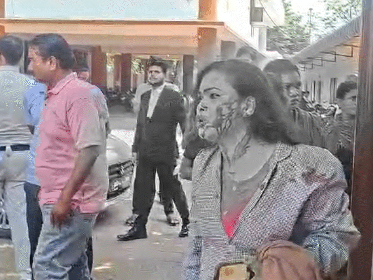 एक महिला ने दूसरे का गाल नोच डाला. खून निकल आया