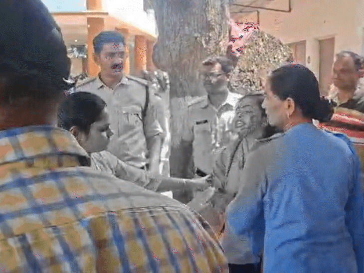 पुलिस वाले दौड़ पड़े. उन्होंने अन्य महिलाओं की मदद से दोनों को अलग किया