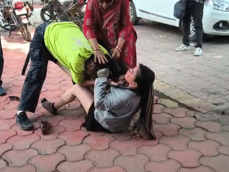 दोनों महिलाओं ने एक दूसरे के बाल पकड़ लिये. उनमें से एक जमीन पर गिर गया