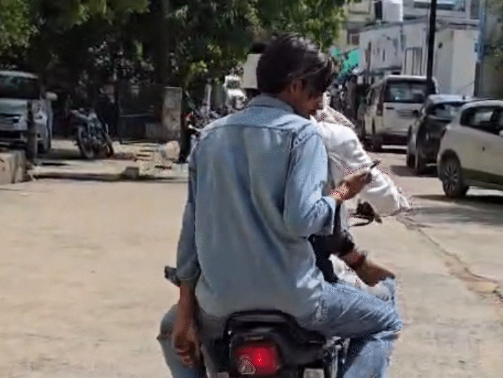 पिटाई के बाद जान से मारने की धमकी दी जा रही है.