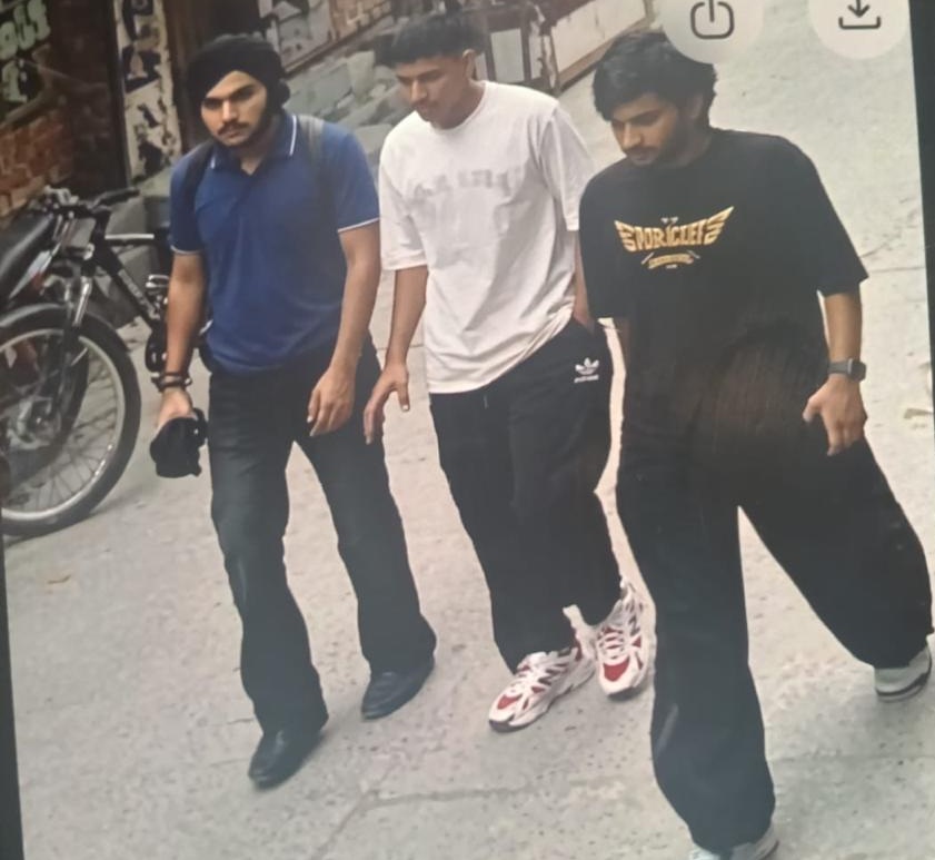 तीनों आरोपी वारदात के बाद जाते हुए। फाइल फोटो