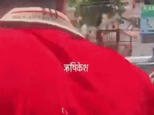 एक पुलिस हाथ में मोबाइल व चालान बुक लिए उसमें कुछ करता नजर आ रहा है।