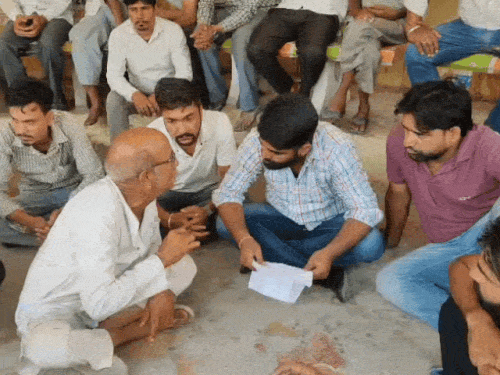 हॉस्पिटल में धरने पर बैठे परिजन।