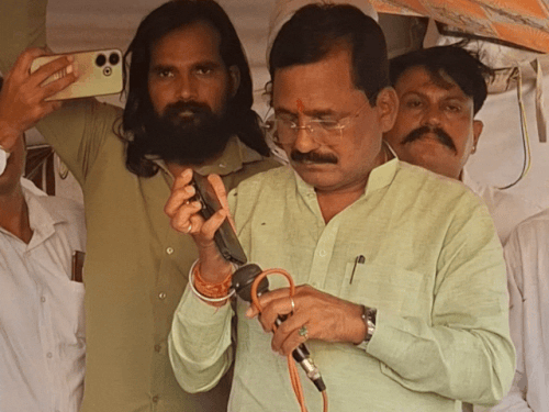 भाजपा उपाध्यक्ष मुकेश दाधीच ने धरने पर बैठे लोगों से गृहमंत्री जवाहर सिंह की बात भी करवाई।