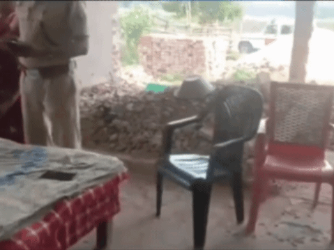 युवक की मां उसे लगातार समझाती रही, लेकिन वो नहीं समझा।
