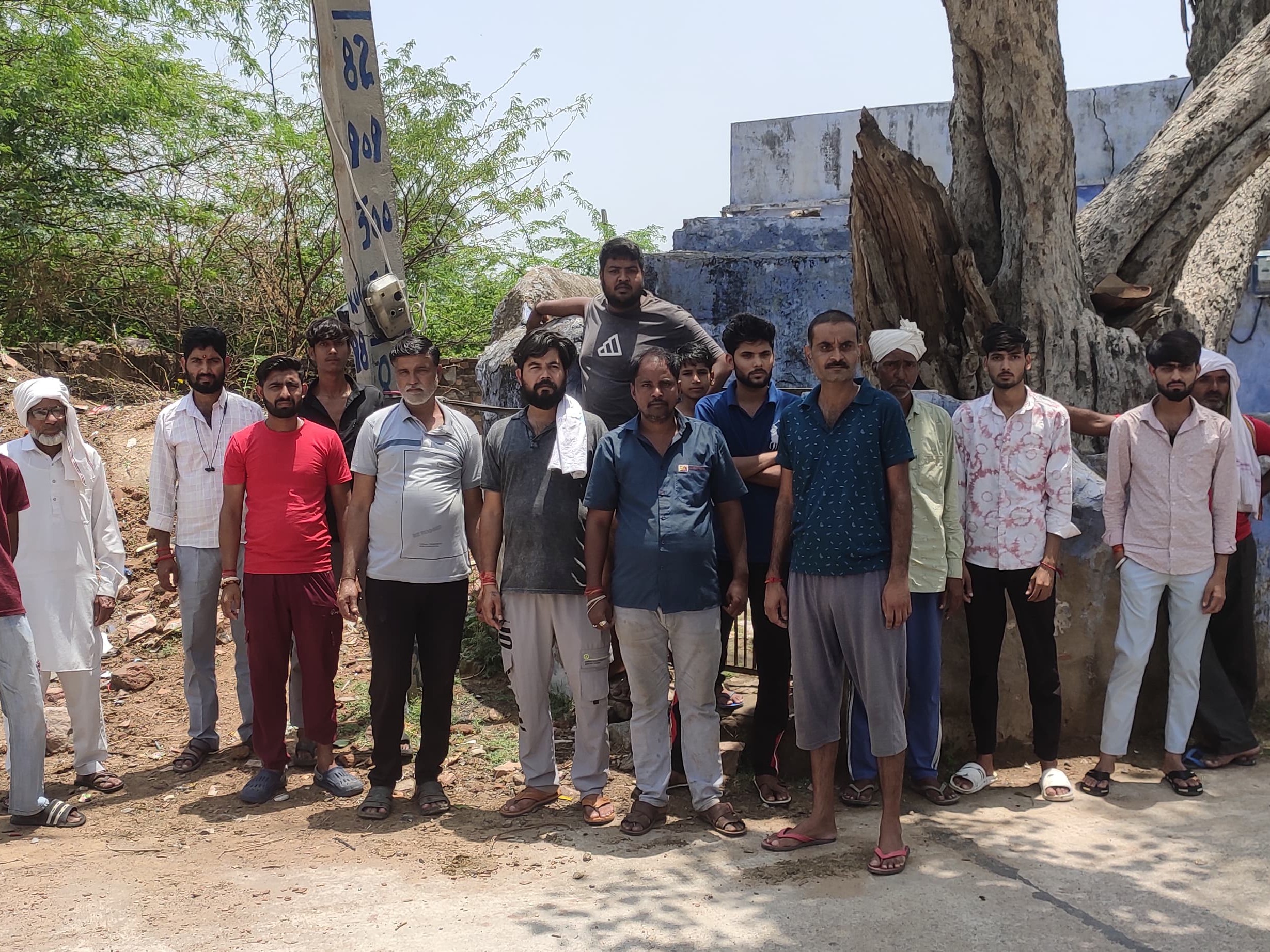 बिजली संकट से नाराज ग्रामीणों ने जसरापुर में विरोध प्रदर्शन कर विद्युत विभाग के खिलाफ रोष जताया।