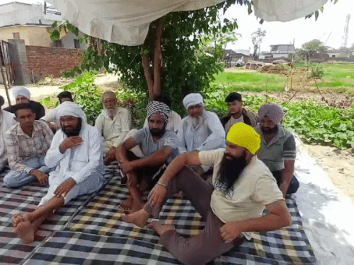 सुपनदीप की मौत के बाद घर पर शोक व्यक्त करते ग्रामीण।