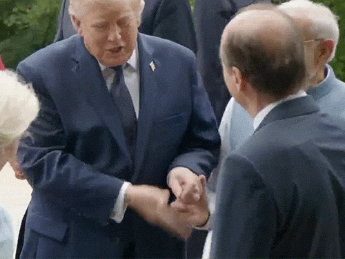 G7 नेताओं के साथ ग्रुप फोटो खिंचाने के बाद डोनाल्ड ट्रम्प पीएम मोदी का हाथ पकड़े रहे।