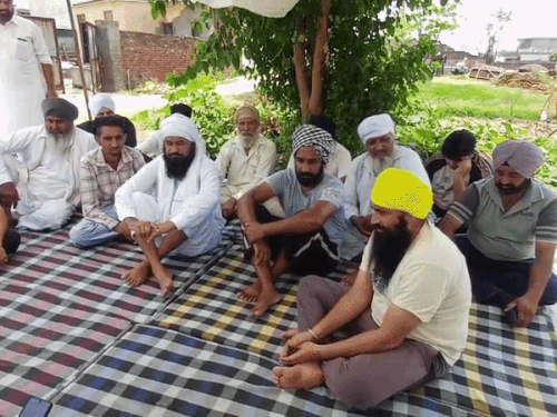 घर पर शोक व्यक्त करते परिजन।