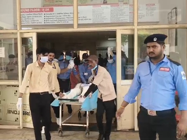 घायलों को अस्पताल लाते कर्मचारी।