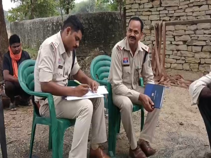 मौके पर पहुंचकर जांच करती हुई पुलिस की टीम।