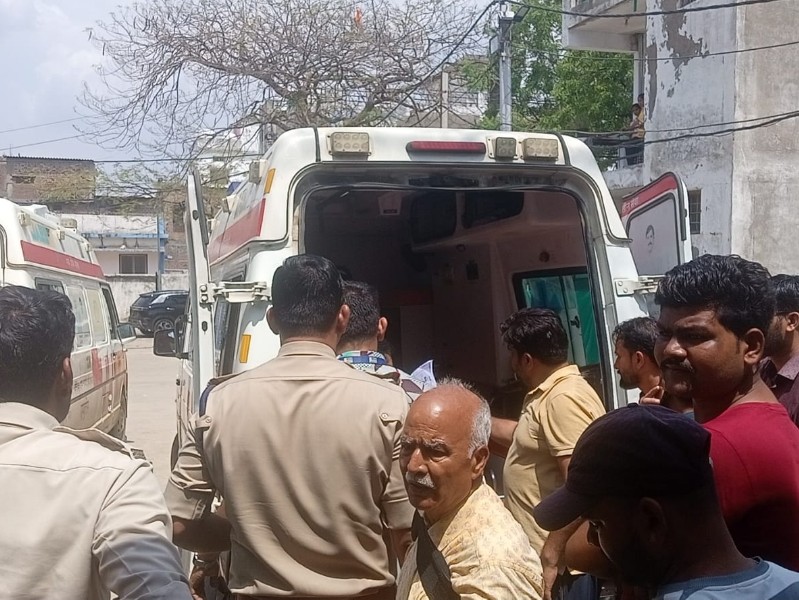 अस्पताल में दोनों को मृत घोषित कर दिया गया।