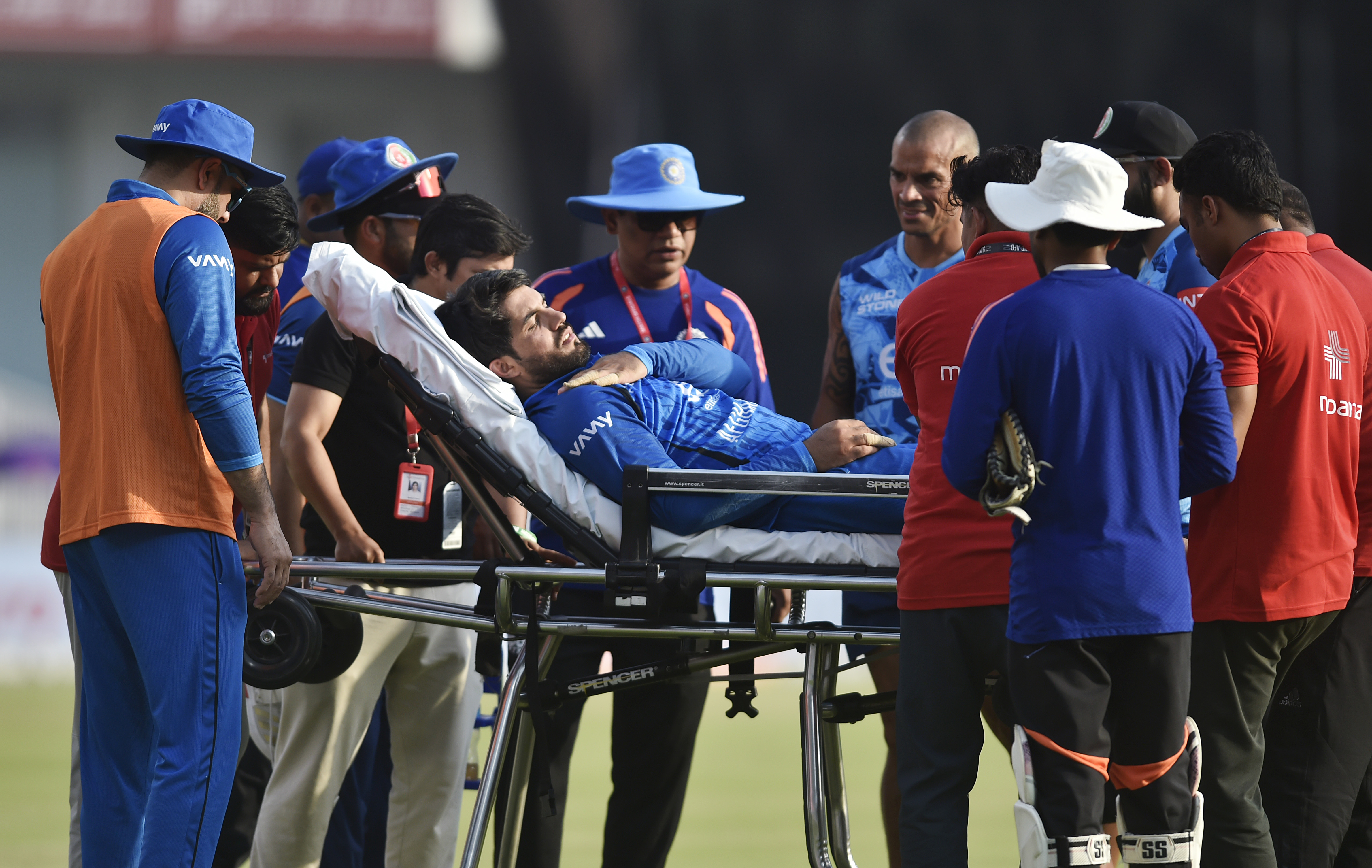 स्ट्रेचर के जरिए रसूली मैदान से बाहर गए। इसके बाद वह बल्लेबाजी के लिए नहीं उतरे।