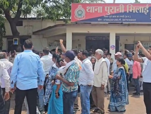 बड़ी संख्या में कांग्रेस पदाधिकारी और कार्यकर्ता भिलाई-3 थाने पहुंचे थे।