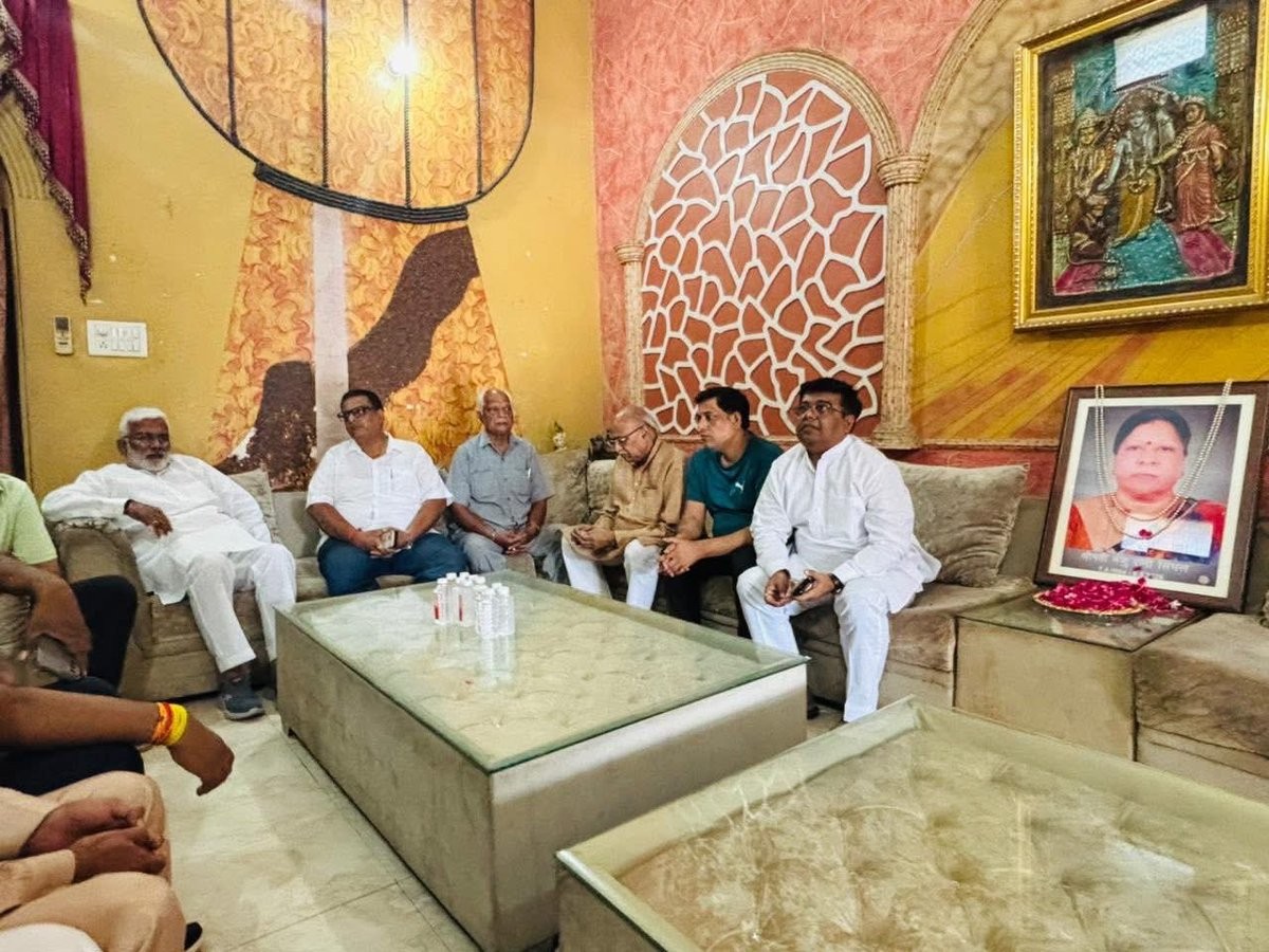 UP Minister Visits BJP Leader Rastogis Home for Condolence