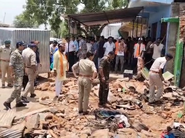पुलिस प्रशासन मौके पर मौजूद है.