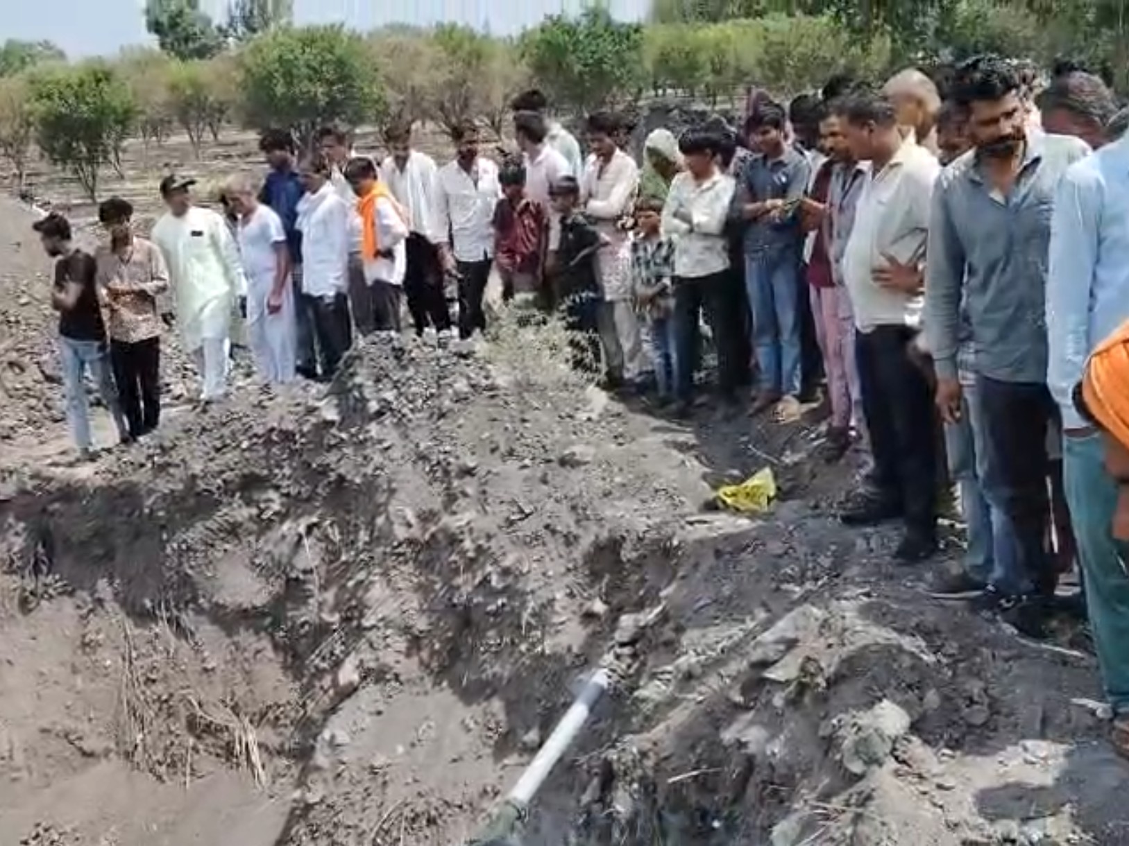 हादसे के बाद मौके पर ग्रामीणों की भारी भीड़ जमा हो गई.