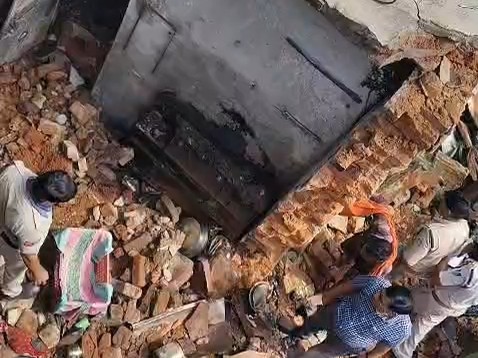 आसपास के लोगों ने बचाव में मदद की