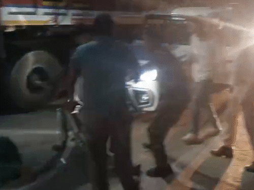 गुस्साए लोगों ने थाने के सामने पिछोर-शिवपुरी मार्ग पर जाम लगा दिया।