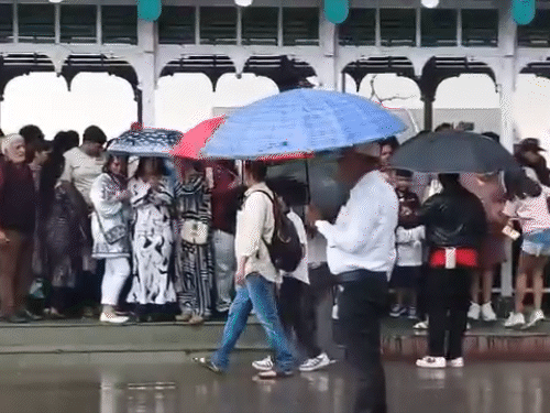 शिमला में तेज बारिश के बाद रेन शेल्टर का सहारा लेते हुए लोग।