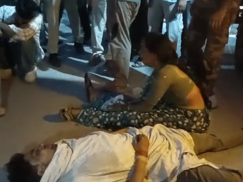 परिजनों की मांग है कि घटना में शामिल सभी आरोपियों को तुरंत गिरफ्तार किया जाये.