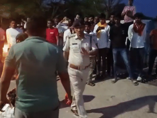 पुलिस अधिकारियों ने आरोपियों के खिलाफ सख्त कार्रवाई का आश्वासन दिया। इसके बाद परिजनों व ग्रामीणों ने सड़क जाम समाप्त किया.