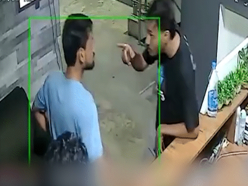 कुशल अग्रवाल जबरन होटल के रिसेप्शन में घुस गया।
