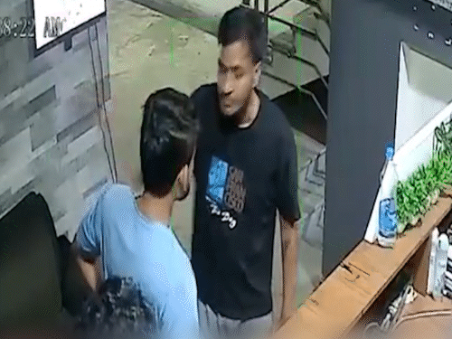 होटल संचालक को पकड़कर खूब पीटा।