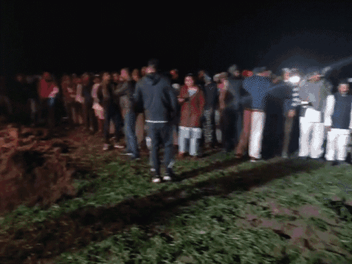 बड़नगर में बोरवेल में गिरे बच्चे को रेस्क्यू करती टीम। -फाइल