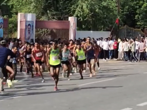 मैराथन सुबह 7 बजे मेला ग्राउंड से शुरू हुई।