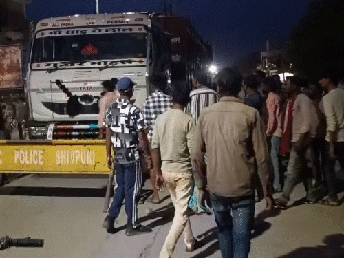 घटना से गुस्साए लोग भौंती थाने के सामने पहुंच गए।